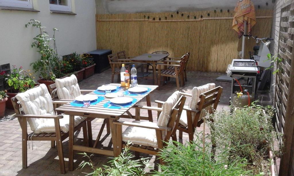 吕贝克1-Zimmer-Apartment-2-Hochparterre的一个带桌椅和烧烤架的庭院