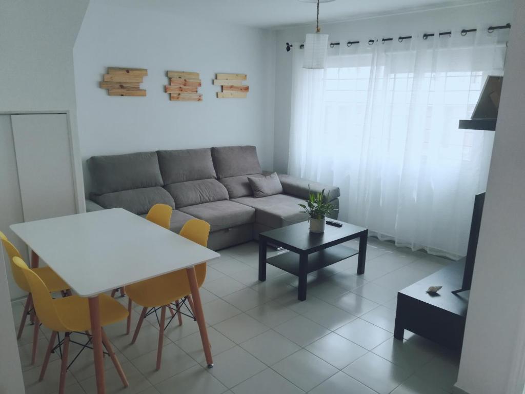 圣克鲁斯-德拉帕尔马Franja de Mar - Duplex amplio y luminoso的客厅配有沙发和桌椅