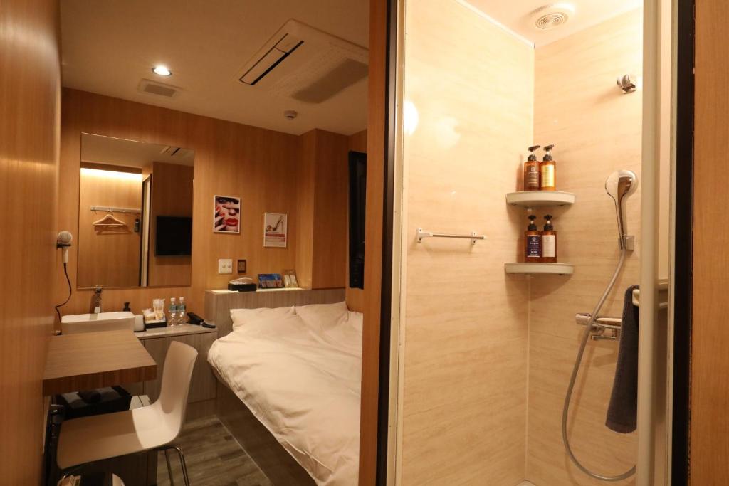 KichijōjiHotel Charire Kichijoji的带淋浴、床和盥洗盆的浴室