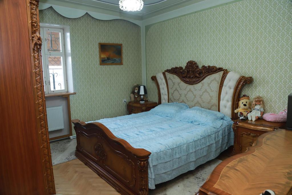 塞凡Norik's Guest House的一间卧室配有一张床和一面大镜子