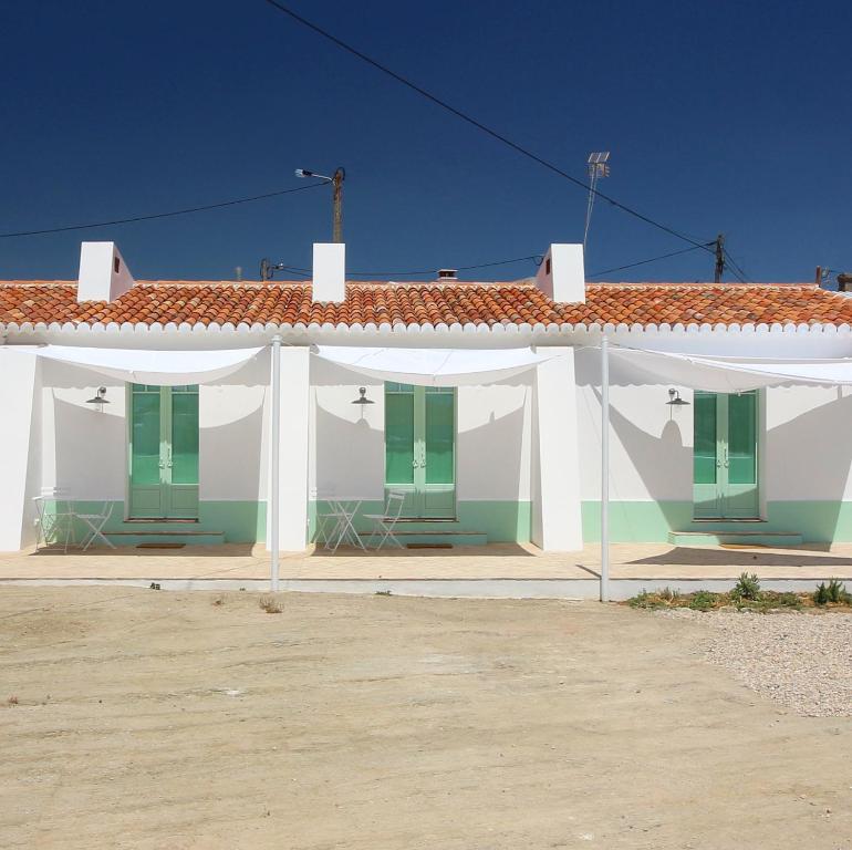 莫托拉Herdade de Alagães的白色的建筑,上面有绿色百叶窗