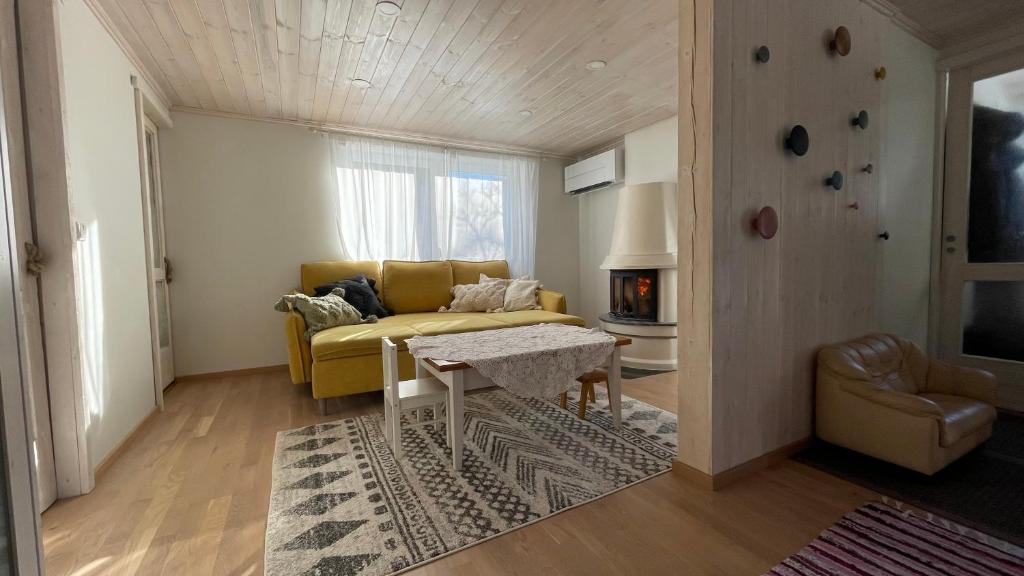 MeegomäeCozy Little House Meex - 5km from Võru的客厅配有黄色的沙发和桌子