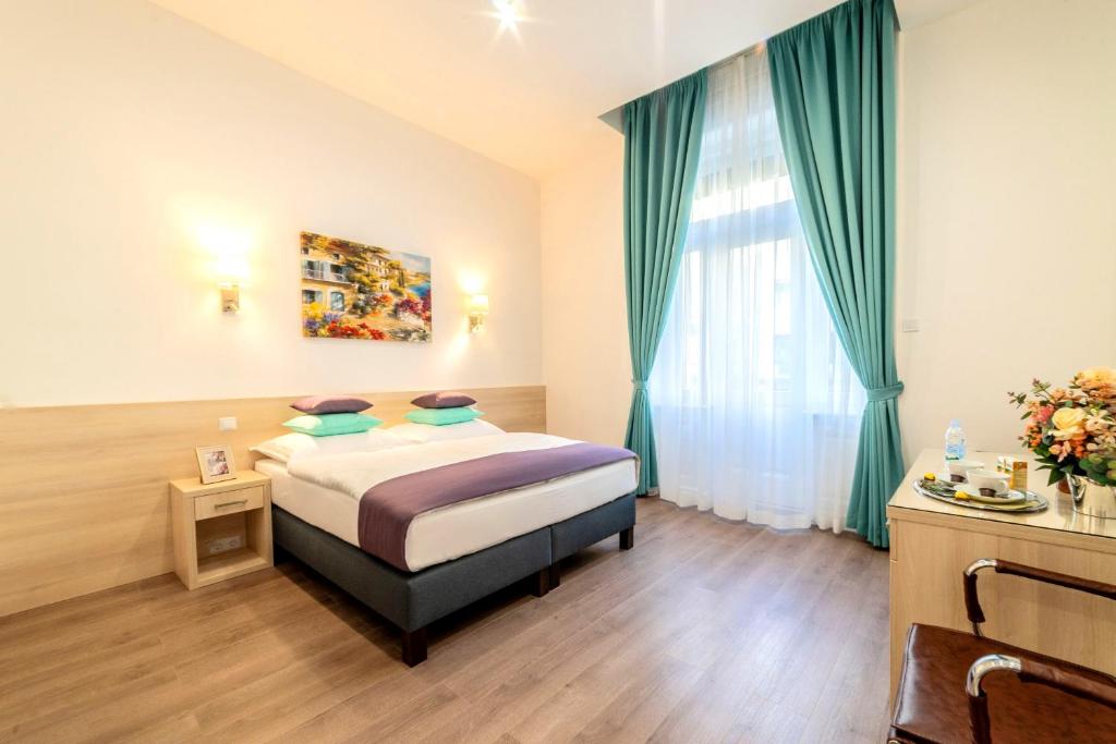 布达佩斯Global Suites Budapest的酒店客房设有床和窗户。