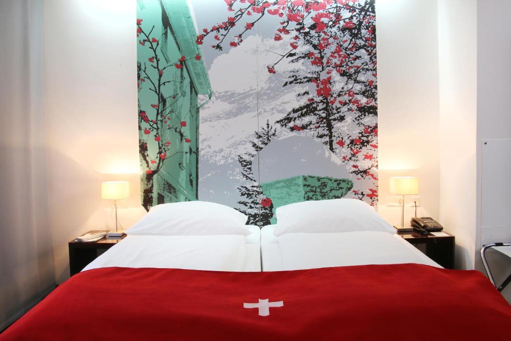 慕尼黑慕尼黑城中心赫尔维蒂亚酒店的卧室配有红色的床,墙上挂有绘画作品
