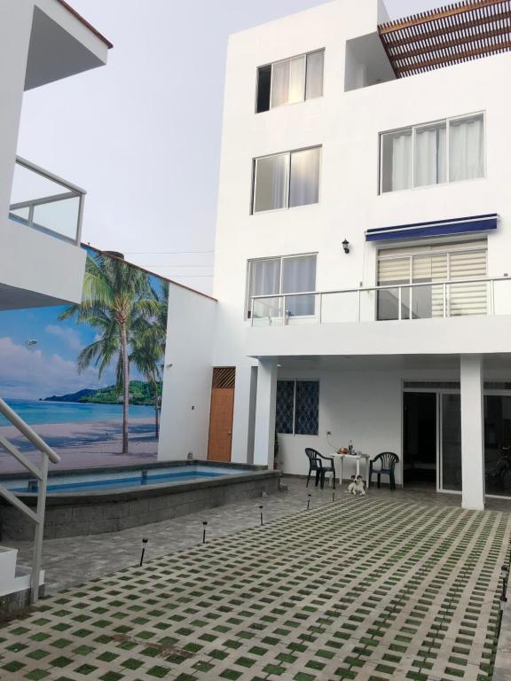 蓬塔内格拉Bravo Surf Camp Punta Rocas的白色的房子,设有庭院和游泳池