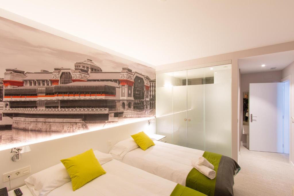 毕尔巴鄂毕尔巴奥城市客房酒店的一间拥有城市壁画的卧室