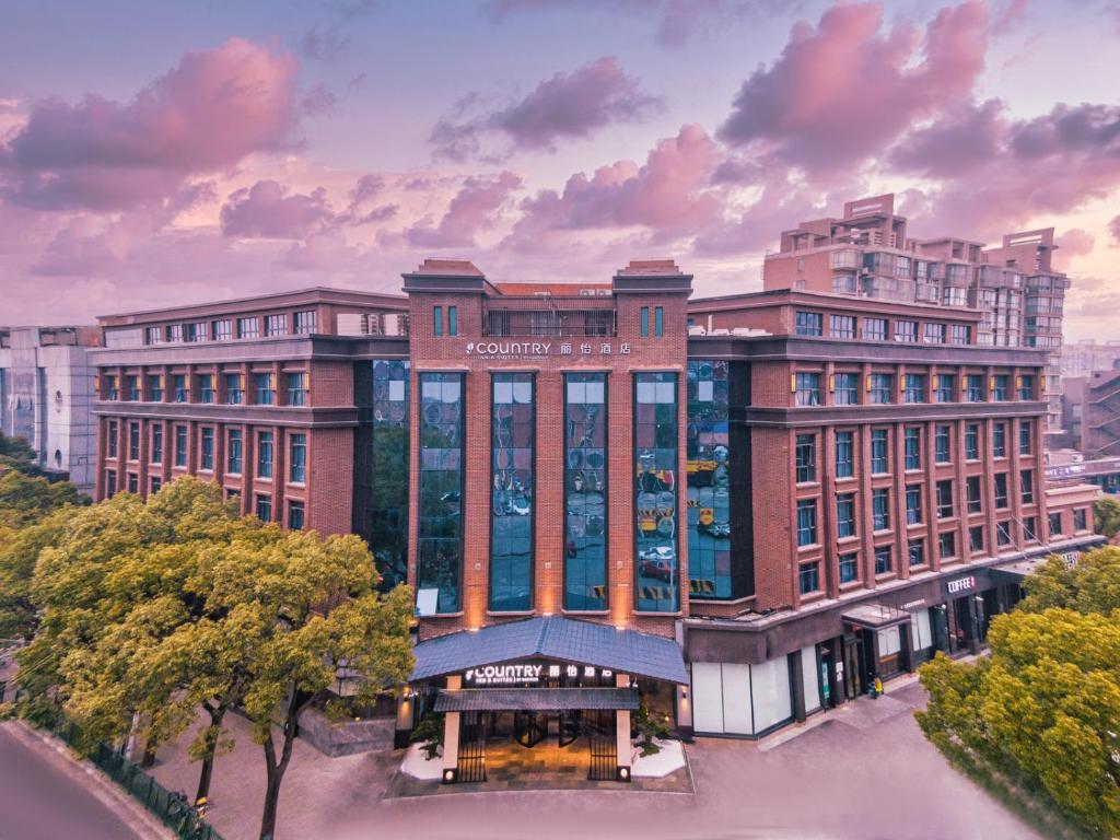 上海丽怡酒店·上海浦东机场川沙地铁站店的大型砖砌建筑的 ⁇ 染