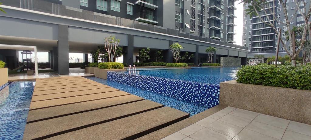 莎阿南Bukit Rimau Instagrammable 2 Bedroom Apartment With Pool View up to 5 PAX的一座建筑物中央的游泳池