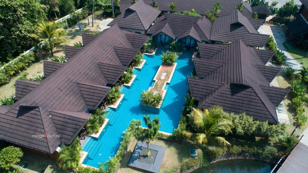 库玛拉孔Gokulam Grand Resort & Spa, Kumarakom的享有带游泳池的房屋的空中景致