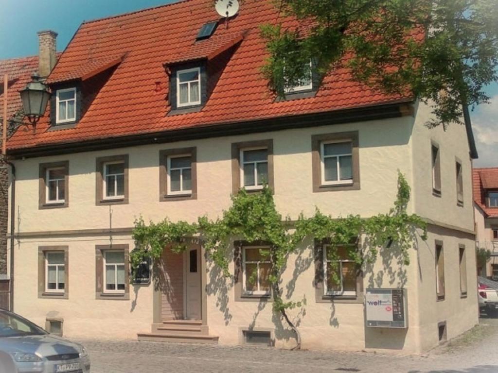 福尔卡赫Ferienwohnung Haus Gänseplatz的街上有红色屋顶的大房子