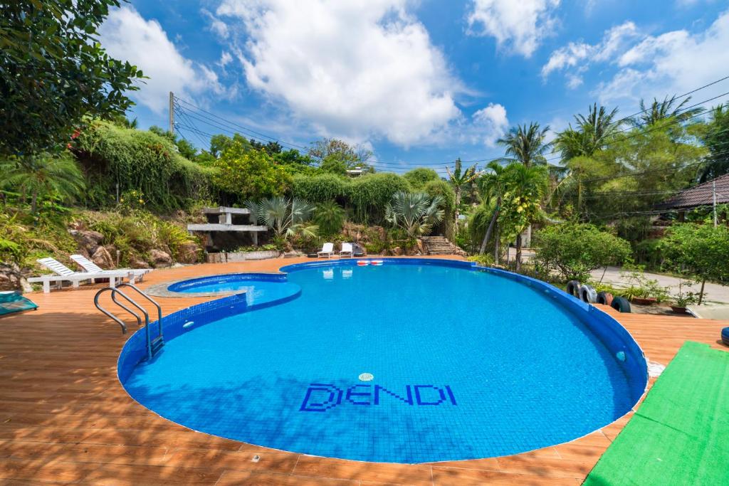 Dendi Resort Phu Quoc内部或周边的泳池