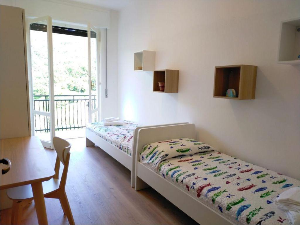 东塞斯特里Villa Maremonti - con 3 piscine的一间卧室配有一张床、一张桌子和一个窗户。