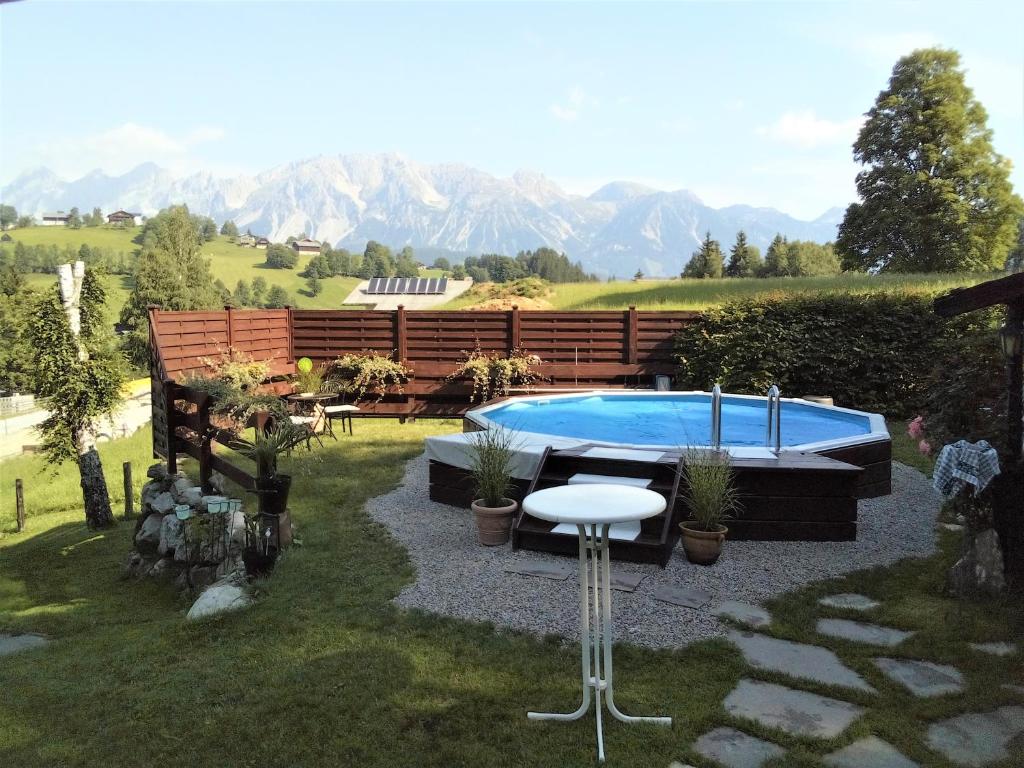 斯拉德明Landhaus - Neubauer的后院设有游泳池、桌子和凳子