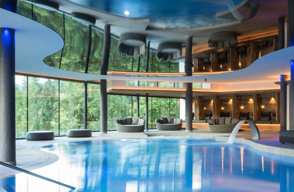 思科纳全景酒店的酒店大堂设有游泳池和窗户