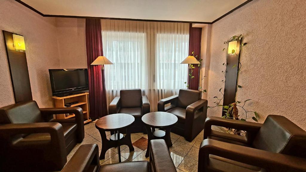 汉诺威森特姆酒店的酒店客房带椅子,起居室。