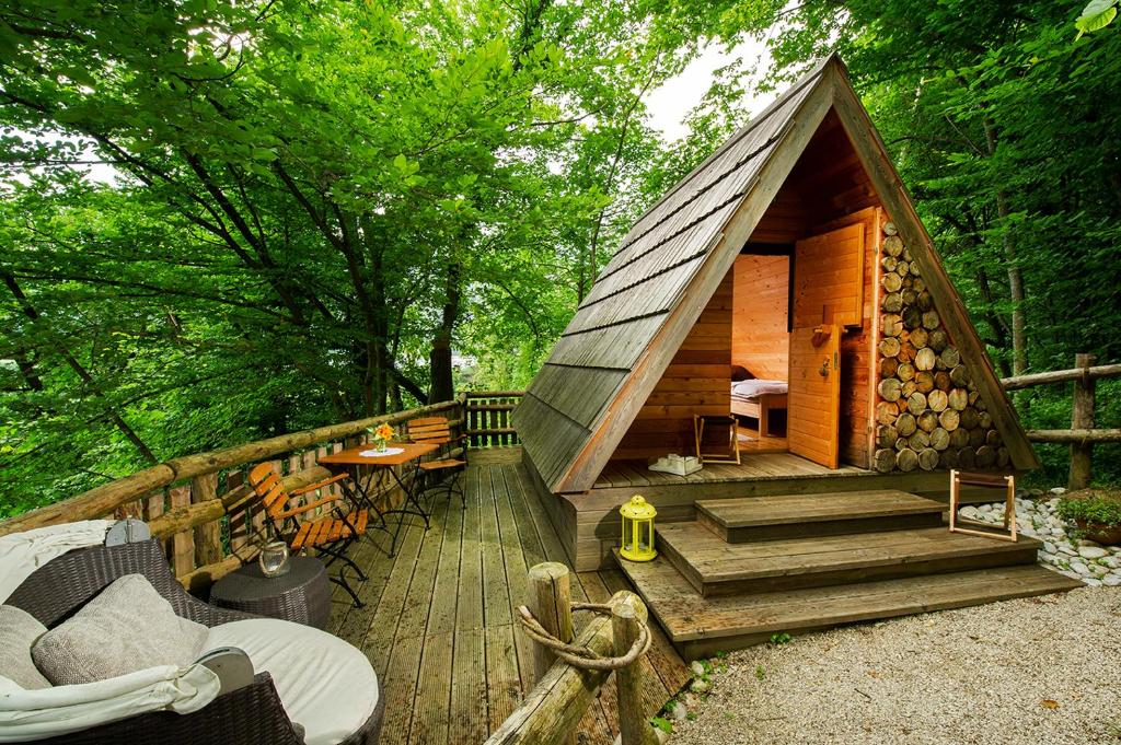 LjubnoGlamping Savinja的木板上的小屋