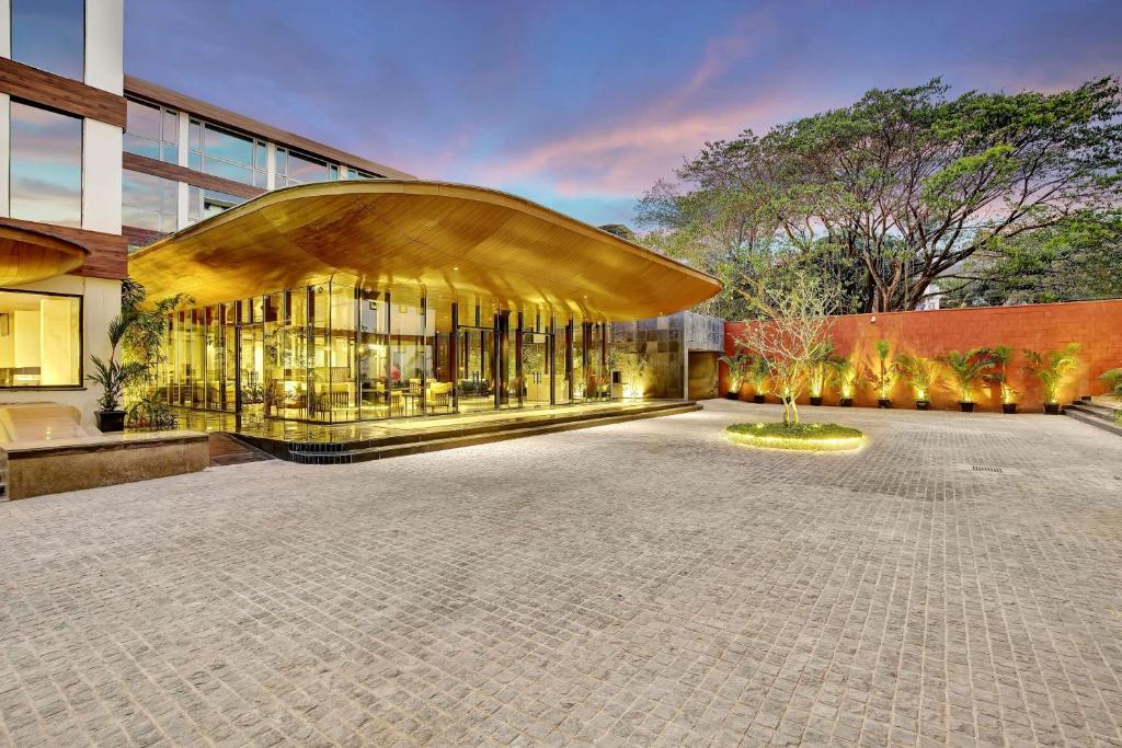 巴加Radisson Resort Goa Baga的大型建筑,拥有大型玻璃幕墙