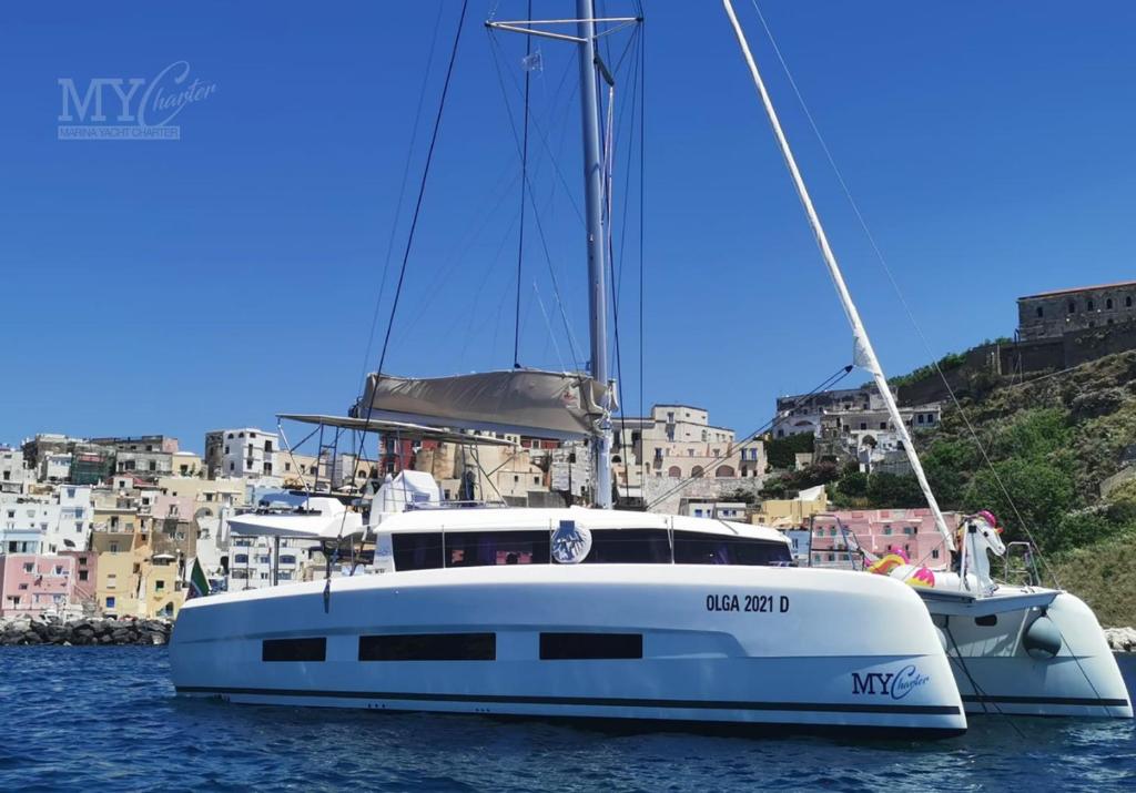罗西尼亚诺－索尔瓦伊Marina Yacht Charter的水中白船,有建筑背景
