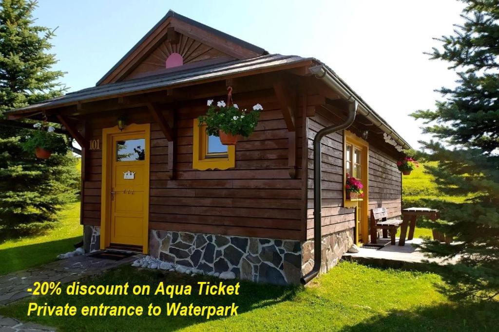 利普托斯基米库拉斯Chatky 101 a 411 Tatralandia的小屋设有黄色门