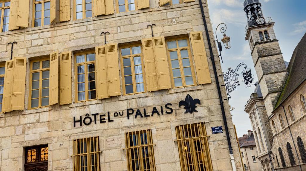 第戎Hotel du Palais Dijon的大楼一侧的酒店宫殿