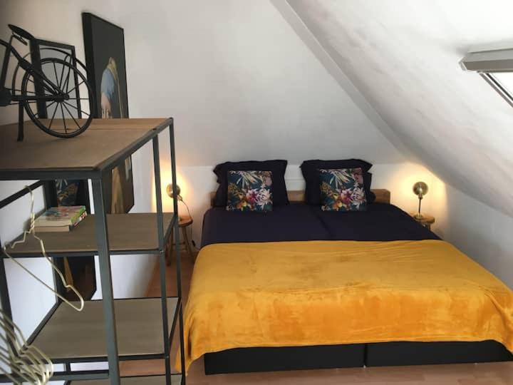 韦斯特博克Lombok的一间卧室配有一张黄色毯子床