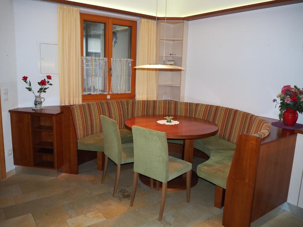 StratzingAsbacher Klosterkeller的带桌子和沙发的餐厅