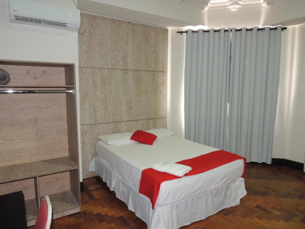 贝洛奥里藏特Hotel Gontijo Belo Horizonte - Próximo a Rodoviária e Praça Sete的一间卧室配有一张带红色毯子的床