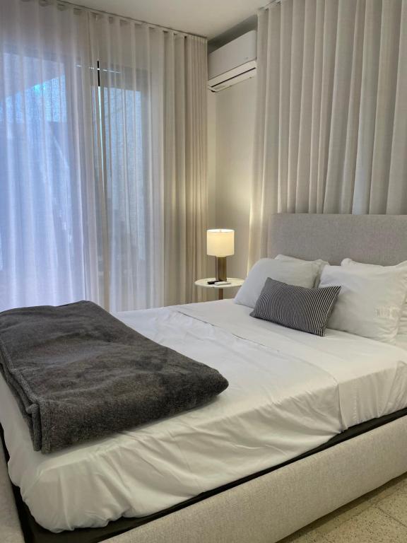 圣胡安Mar Báltico的卧室配有一张大白色床和窗户