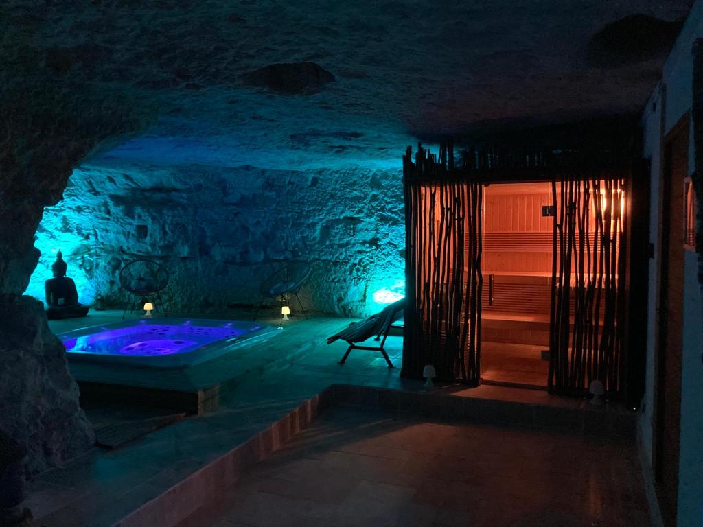 莫讷Le Chateau de la Barre的深色客房,在洞穴里设有浴缸