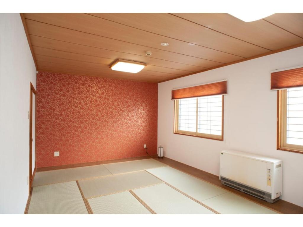钏路Guest House Tou - Vacation STAY 26348v的一间空房间,设有红色的墙壁和天花板