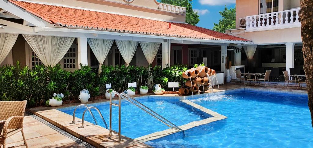 福塔莱萨Hotel Villa Mayor Charme - fortaleza的房屋前的游泳池