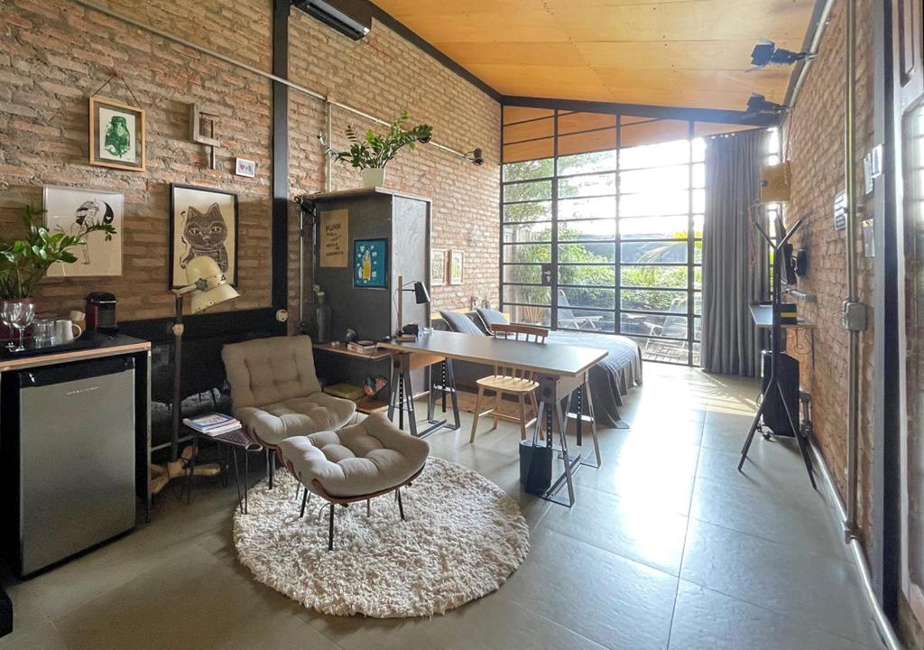圣保罗Degar Studios的一间带桌椅的客厅和一间用餐室