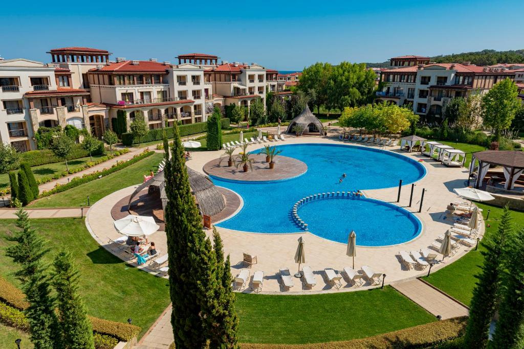 索佐波尔Menada Kavaci Sozopol Apartments的享有度假村内大型游泳池的景致