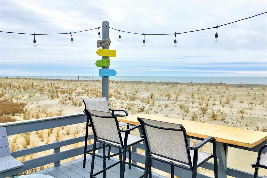 橡树岛The Ocean Rose的海滩景甲板上的桌椅