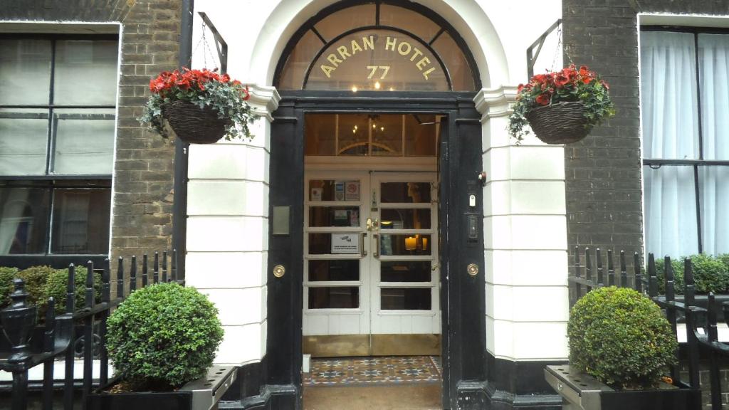 伦敦阿兰大楼酒店的鲜花盛开的酒店前门
