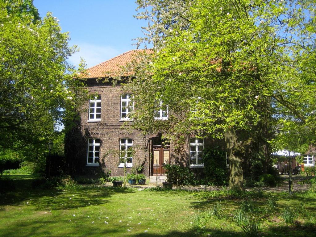 克桑滕豪曼斯霍夫公寓的院子里有树的老砖房子