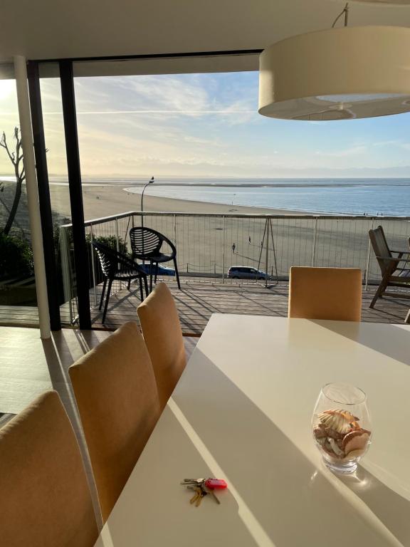 纳尔逊LUXURIOUS WATERFRONT Home的白色的桌椅,享有海滩美景