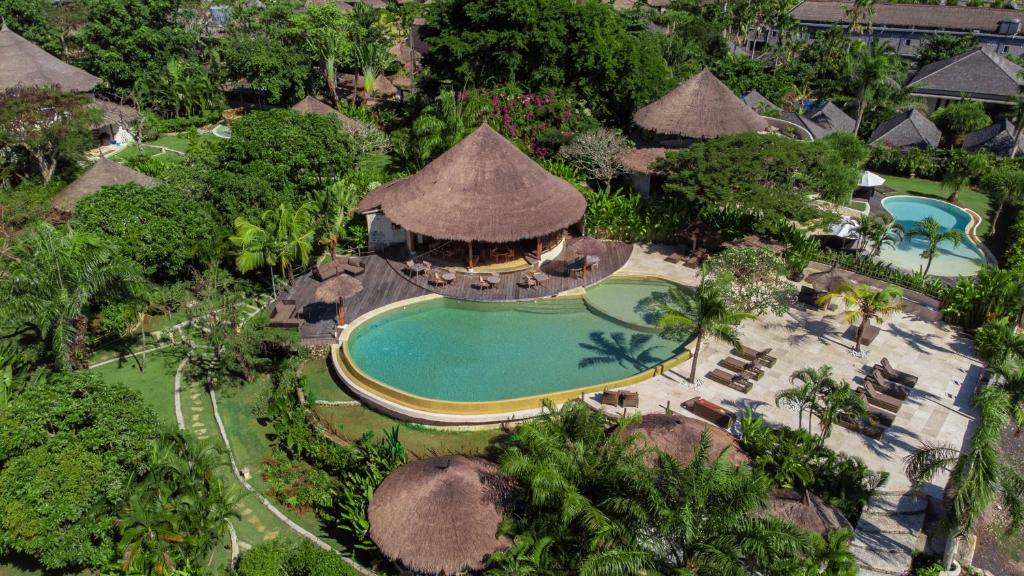 金巴兰La Joya Balangan Resort的享有带游泳池的度假村的空中景致