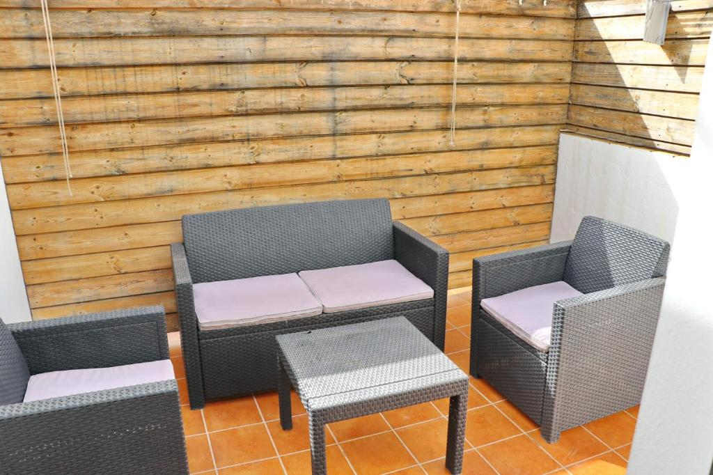 科尼尔-德拉弗龙特拉Apartamento San Ignacio Loyola的庭院配有两把椅子和一张桌子