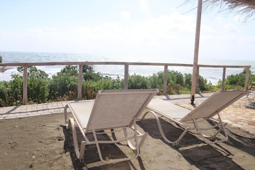 MaroniSummer Dream Cyprus的坐在俯瞰大海的门廊上的一对椅子