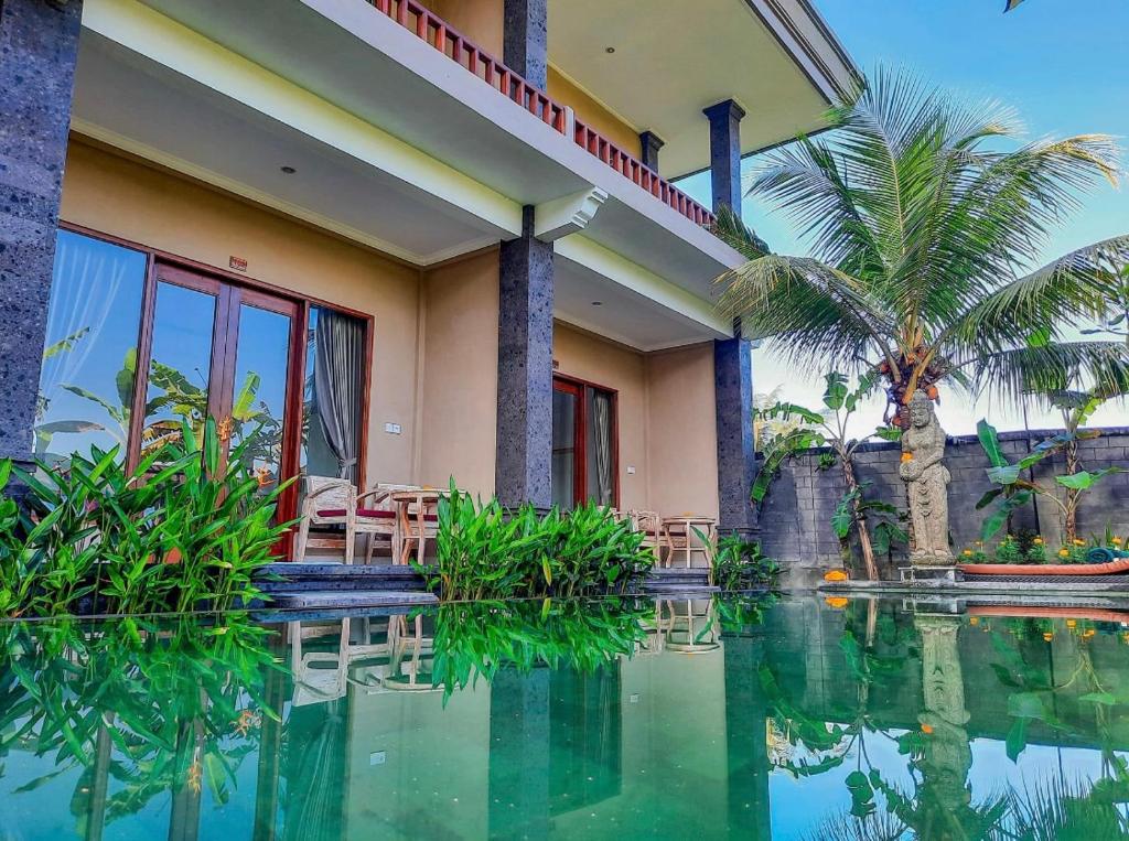 乌布Pulu Sari Suite Ubud的一座房子前面设有游泳池