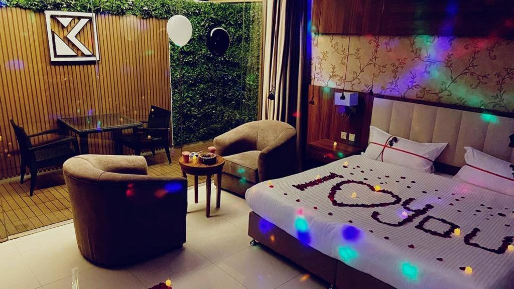 塔伊夫Kayan Al Taif Hotel的一间卧室配有一张床、一把椅子和一张桌子