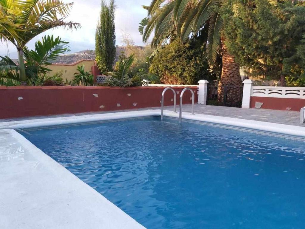 塔扎克蒂Villa Rural Casa Jorsam UNIFAMILIAR的庭院里的一个蓝色海水游泳池