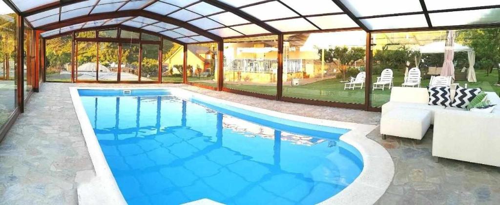 莫利纳塞卡Casa Rural Elias的凉亭内的游泳池,带游泳池