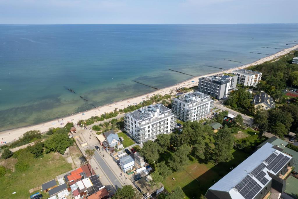 梅尔诺Apartamenty Jantaris SeaView by Renters的享有城市和海滩的空中景致