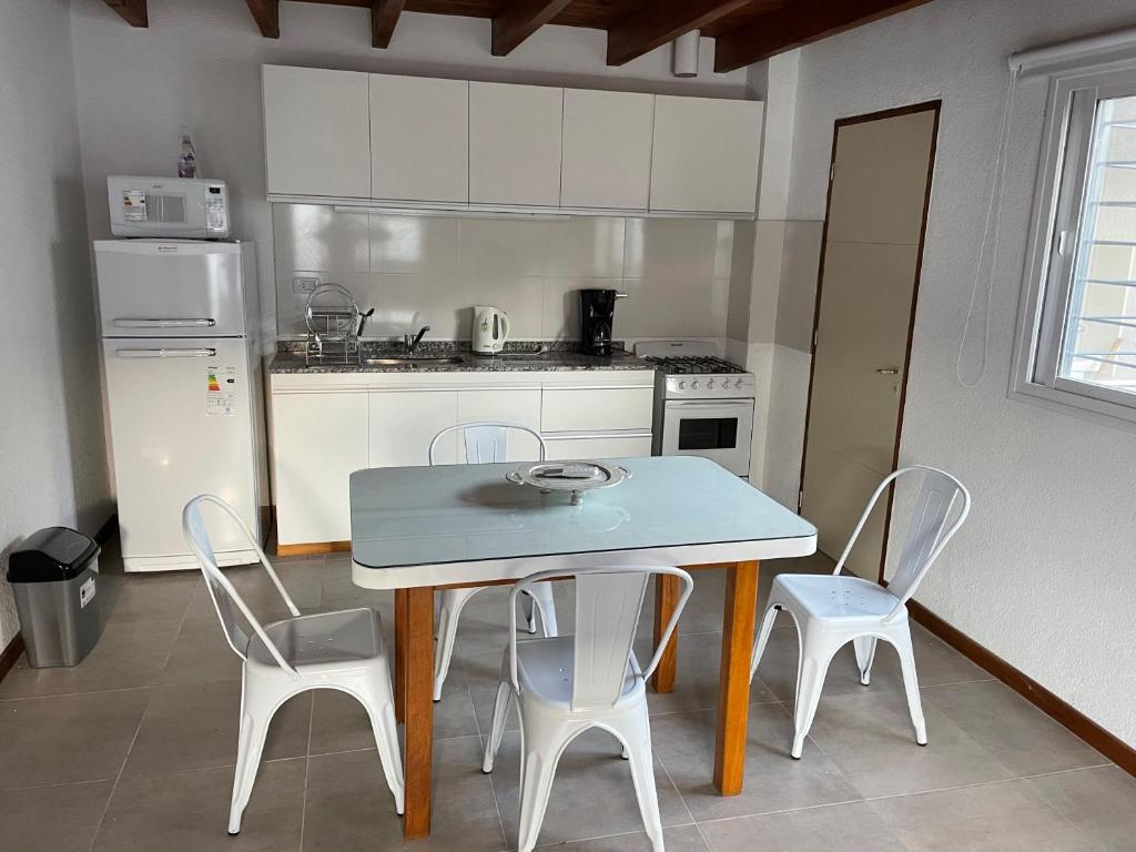 图努扬Valle de Uco. Departamento 2 habitaciones 4 huéspedes.的厨房配有桌椅和冰箱。