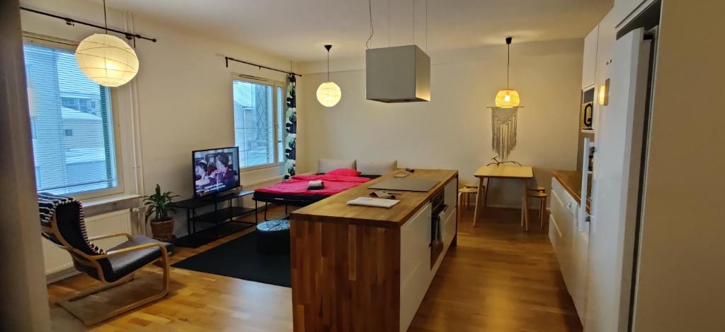 罗瓦涅米City center apartment with sauna, Rovakatu 13的厨房以及带桌子和沙发的客厅。
