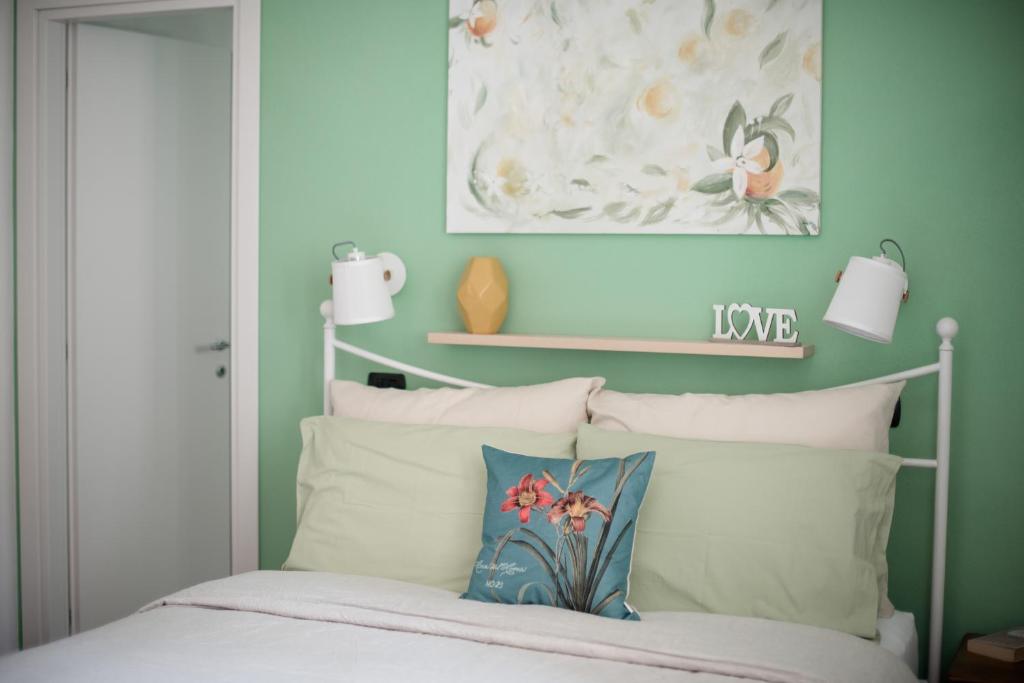 PiazzaGaia e Levante的一间卧室配有带白色枕头的床