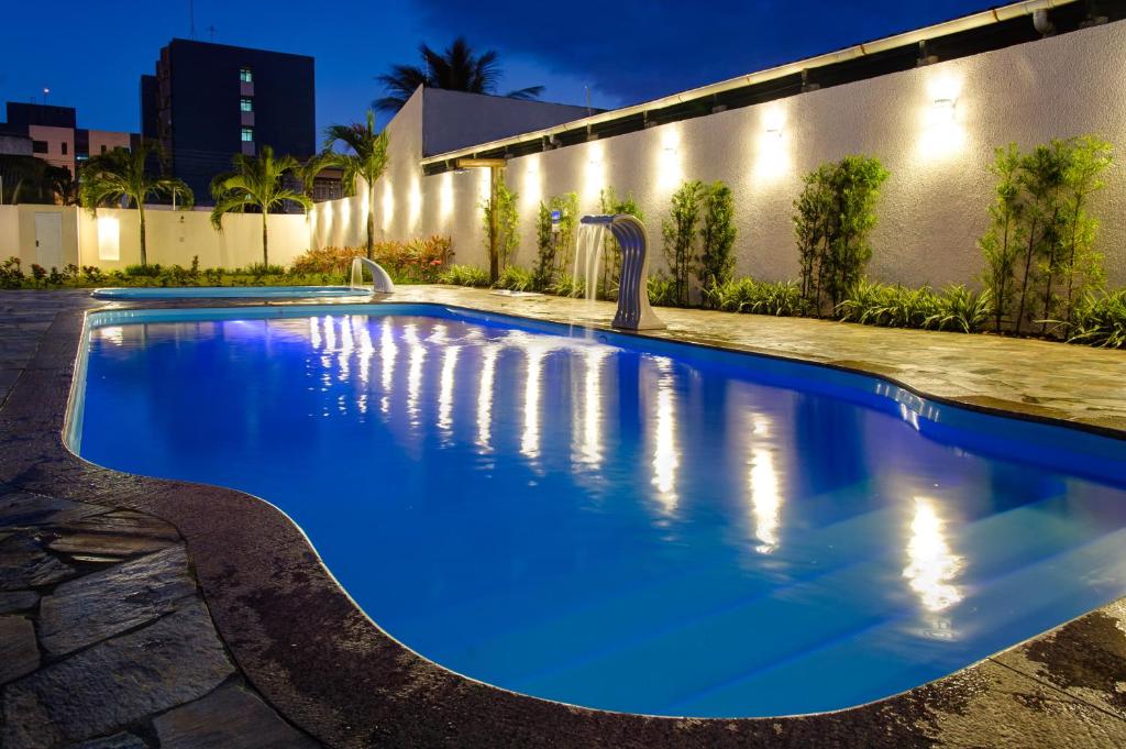 阿拉卡茹Marezzi Hotel Aracaju的大楼前的蓝色海水游泳池