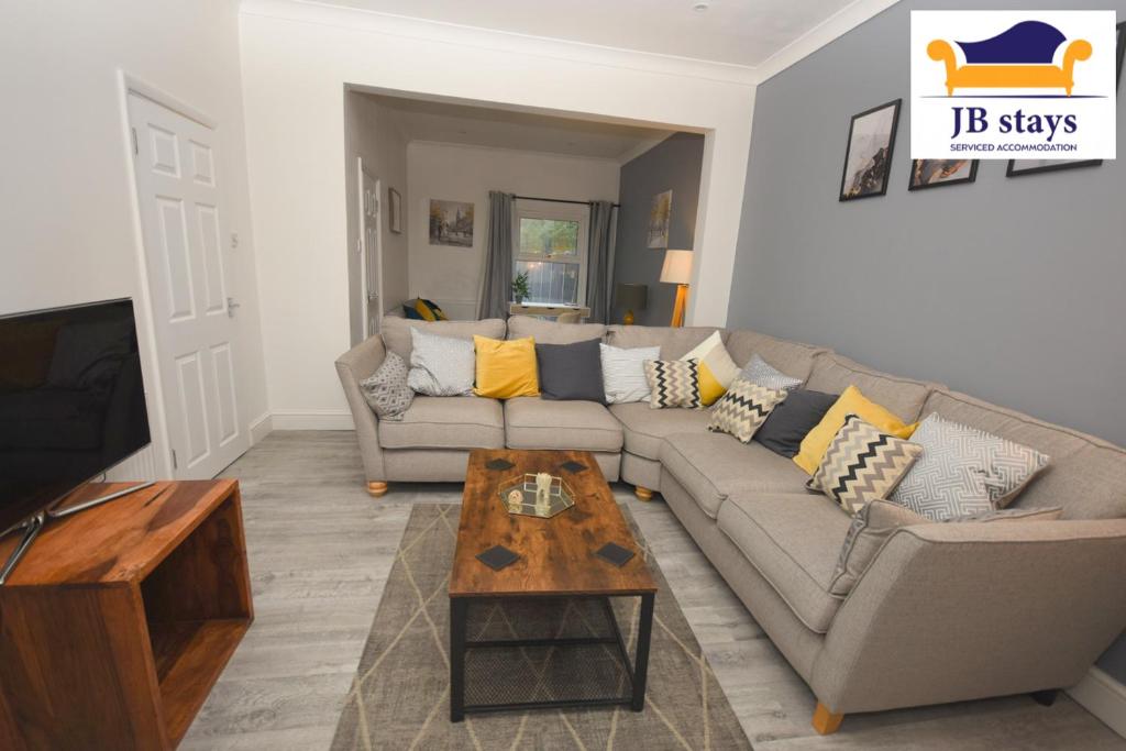 伦敦JB stays Greenwich, 3 bed house,ideal for contractors and family的带沙发和咖啡桌的客厅